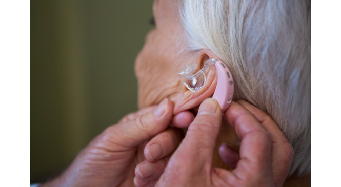 Comment mettre un appareil auditif dans l'oreille ?